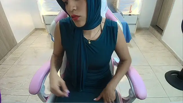 Snapshot of Zulema_hamdi chatting on 02-03-25, 10:32 Zulema hamdi online show from 02-03-25, 10:32