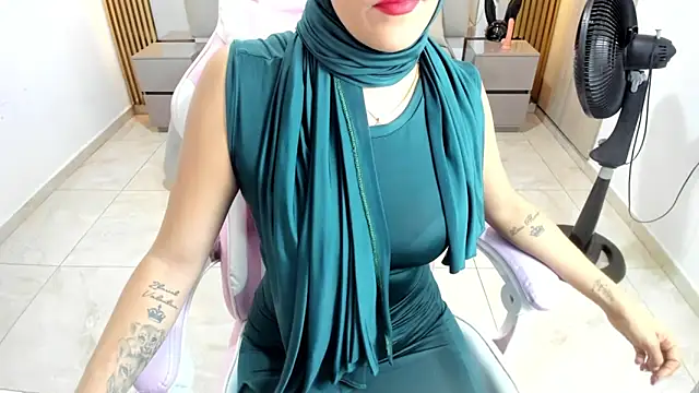 Snapshot of Zulema_hamdi chatting on 02-04-25, 12:11 Zulema hamdi online show from 02-04-25, 12:11