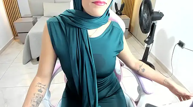 Snapshot of Zulema_hamdi chatting on 02-06-25, 03:41 Zulema hamdi online show from 02-06-25, 03:41