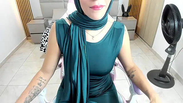 Snapshot of Zulema_hamdi chatting on 02-08-25, 12:06 Zulema hamdi online show from 02-08-25, 12:06