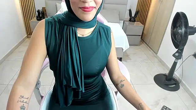 Snapshot of Zulema_hamdi chatting on 02-10-25, 04:04 Zulema hamdi online show from 02-10-25, 04:04