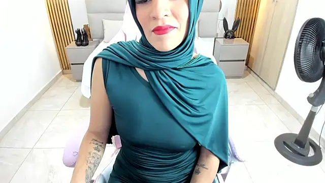 Snapshot of Zulema_hamdi chatting on 02-11-25, 11:43 Zulema hamdi online show from 02-11-25, 11:43