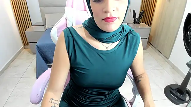 Snapshot of Zulema_hamdi chatting on 02-12-25, 06:51 Zulema hamdi online show from 02-12-25, 06:51