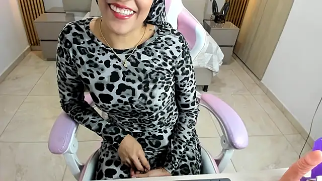 Snapshot of Zulema_hamdi chatting on 02-20-25, 02:57 Zulema hamdi online show from 02-20-25, 02:57