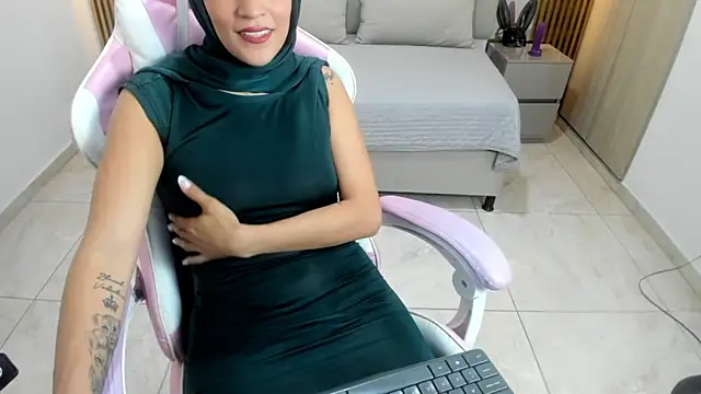 Snapshot of Zulema_hamdi chatting on 03-01-25, 02:34 Zulema hamdi online show from 03-01-25, 02:34
