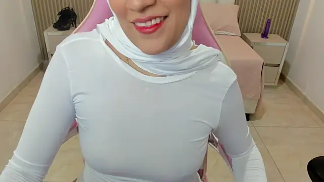 Snapshot of Zulema_hamdi chatting on 03-12-25, 02:09 Zulema hamdi online show from 03-12-25, 02:09