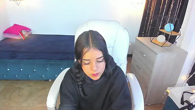 Nicole Foxx  online show from 02-18-25, 06:58