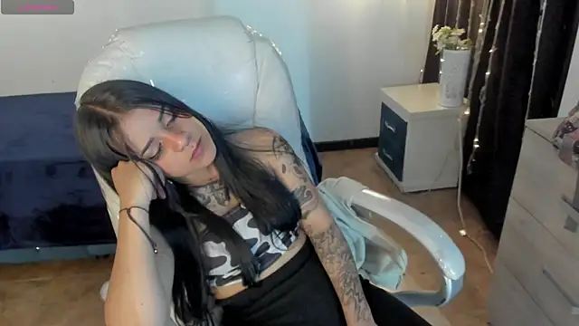 Nicole Foxx  online show from 02-28-25, 11:34