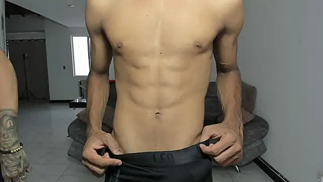 hotlittleones18 online show from 10-31-25, 08:54