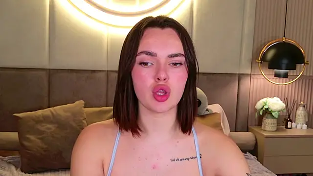 LauraBrigs online show from 01-26-25, 05:23