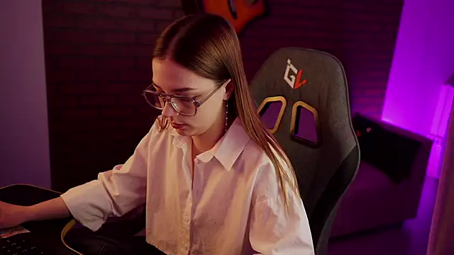 PamBeesly online show from 01-26-25, 08:14