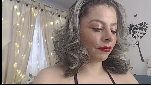 Snapshot of massing_6 chatting on 10-27-25, 06:45 massing 6 online show from 10-27-25, 06:45