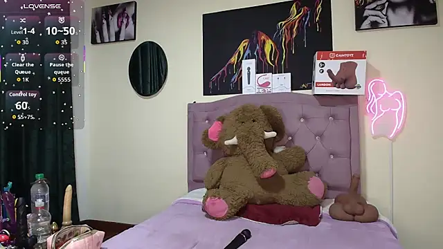 Snapshot of Emmie_Hot chatting on 06-20-26, 11:57 Emmie Hot online show from 06-20-26, 11:57