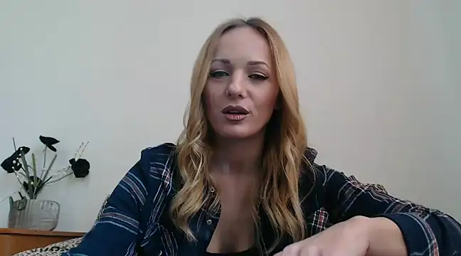 Snapshot of EllyaDiamond chatting on 02-17-25, 07:37 EllyaDiamond online show from 02-17-25, 07:37