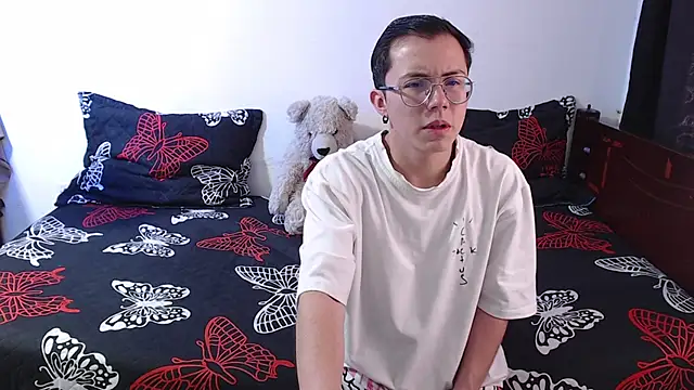 Snapshot of Tina_4_Charlie chatting on 10-28-25, 01:47 Tina 4 Charlie online show from 10-28-25, 01:47