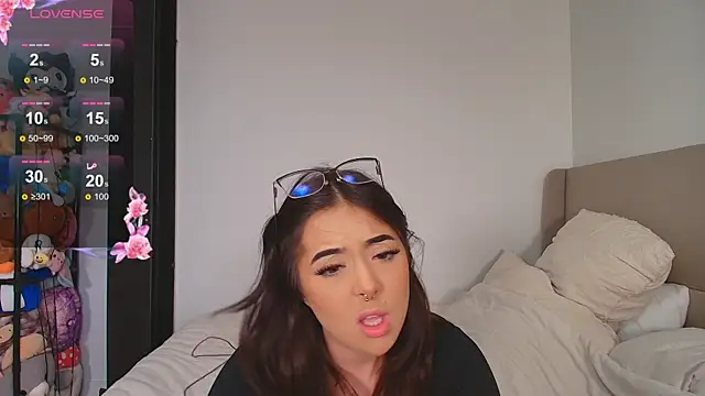 Snapshot of LiloshRoxy chatting on 10-19-25, 11:16 LiloshRoxy online show from 10-19-25, 11:16