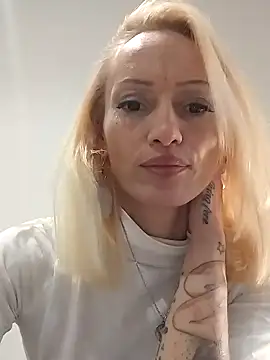 Snapshot of Malessia12 chatting on 01-21-25, 08:43 Malessia12 online show from 01-21-25, 08:43