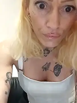 Snapshot of Malessia12 chatting on 01-24-25, 06:25 Malessia12 online show from 01-24-25, 06:25