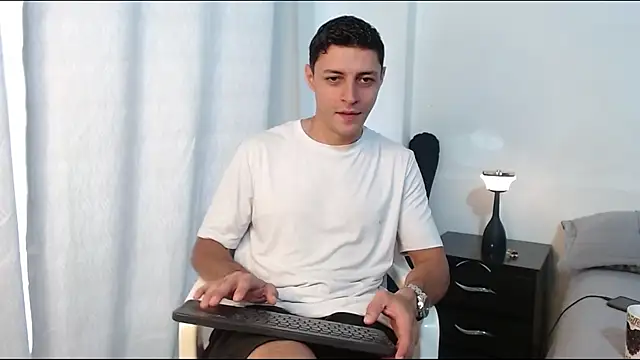 Snapshot of Frank_Millers chatting on 04-08-26, 09:04 Frank Millers online show from 04-08-26, 09:04