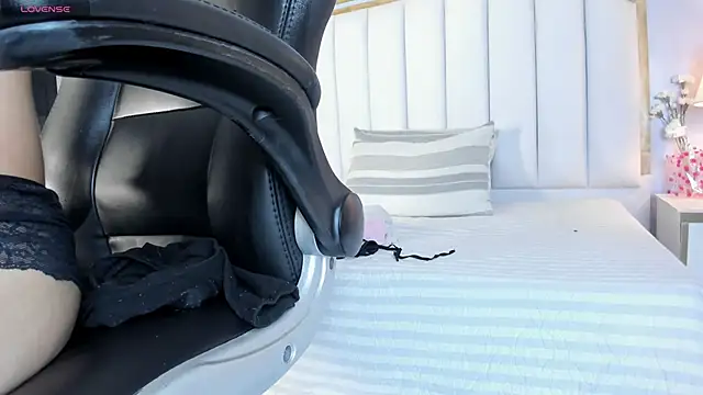 Raven jade  online show from 09-11-25, 03:39