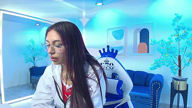 Snapshot of Charlotte_ethan chatting on 11-14-25, 04:00 Charlotte ethan online show from 11-14-25, 04:00