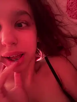 Snapshot of SandraTucker chatting on 02-20-26, 06:37 SandraTucker online show from 02-20-26, 06:37