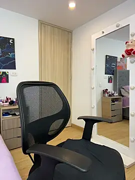 Snapshot of KarlaWild chatting on 10-17-25, 03:10 KarlaWild online show from 10-17-25, 03:10