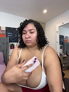 Snapshot of KarlaWild chatting on 10-27-25, 04:22 KarlaWild online show from 10-27-25, 04:22