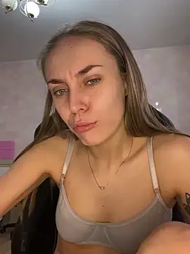 Snapshot of White_Lu chatting on 02-15-25, 02:26 White Lu online show from 02-15-25, 02:26