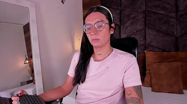 LauraaGomezz   online show from 02-09-25, 12:19