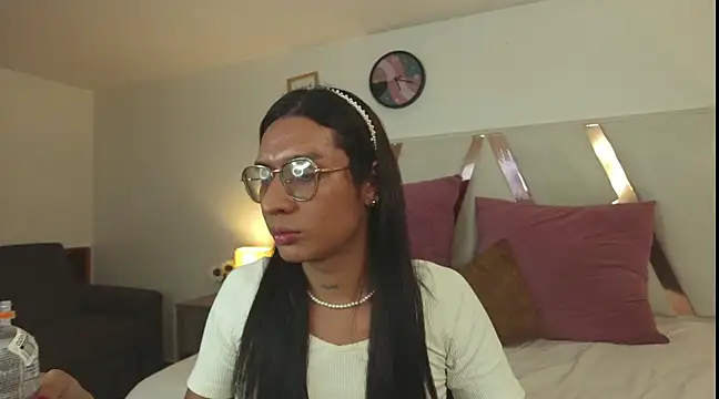 LauraaGomezz   online show from 03-01-25, 01:43