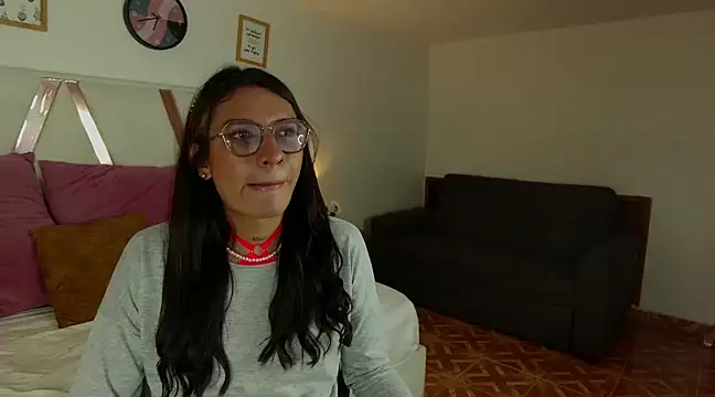 LauraaGomezz   online show from 03-06-25, 10:36