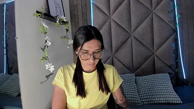 LauraaGomezz   online show from 10-14-25, 07:36