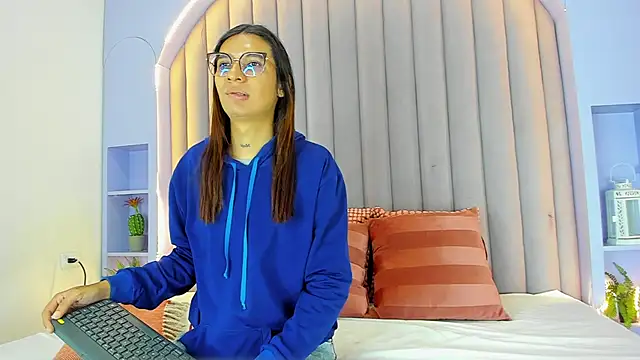 LauraaGomezz   online show from 10-17-25, 07:27