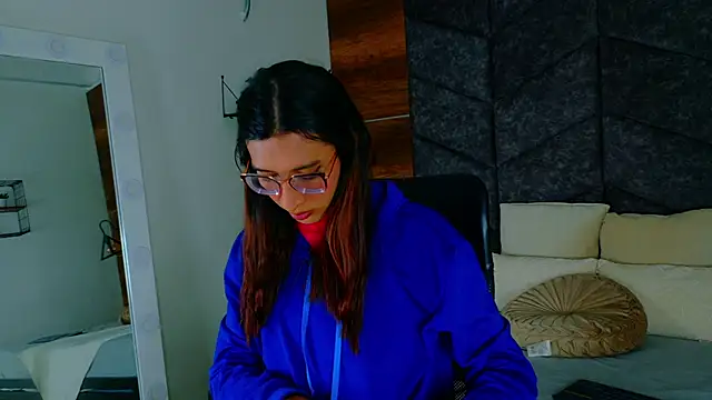 LauraaGomezz   online show from 10-19-25, 11:44