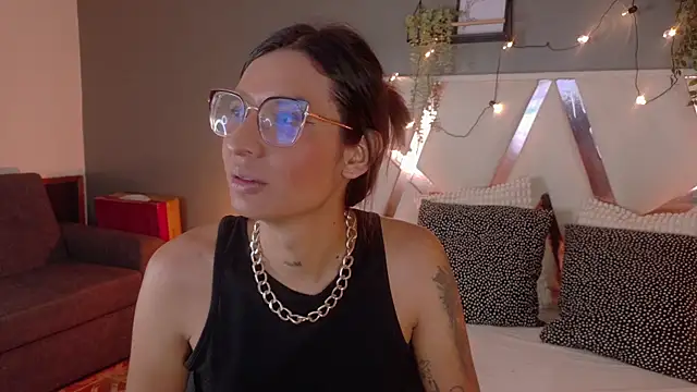 LauraaGomezz   online show from 10-25-25, 11:07