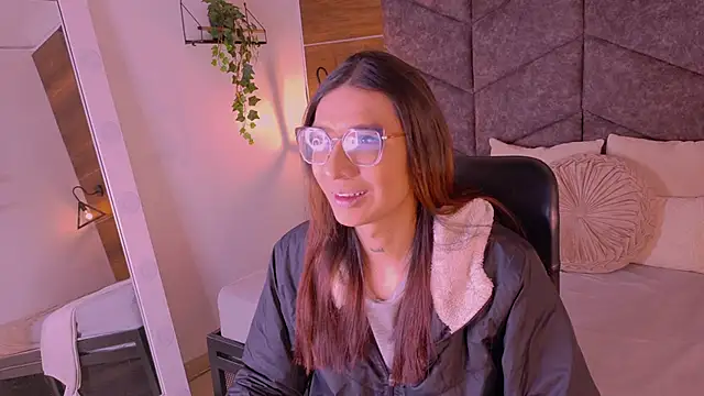 LauraaGomezz   online show from 11-08-25, 11:21