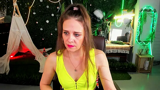 Snapshot of EmiliaBedy chatting on 03-25-26, 09:15 EmiliaBedy online show from 03-25-26, 09:15