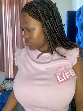 Snapshot of Boneca25 chatting on 01-25-25, 12:58 Boneca25 online show from 01-25-25, 12:58