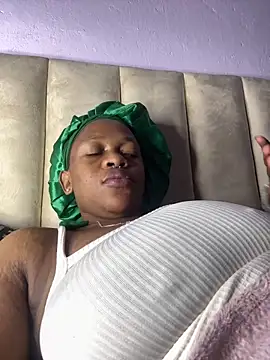 Snapshot of Boneca25 chatting on 03-16-26, 10:58 Boneca25 online show from 03-16-26, 10:58