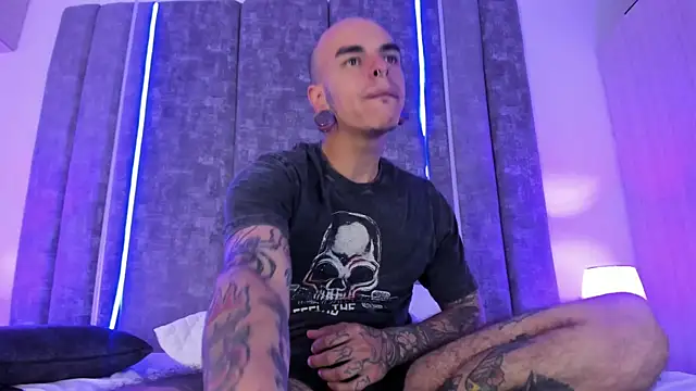 Snapshot of kaletattoo chatting on 01-28-25, 10:45 kaletattoo online show from 01-28-25, 10:45