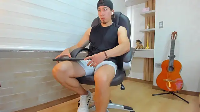 Snapshot of Tombarden chatting on 11-25-25, 08:20 Tombarden online show from 11-25-25, 08:20