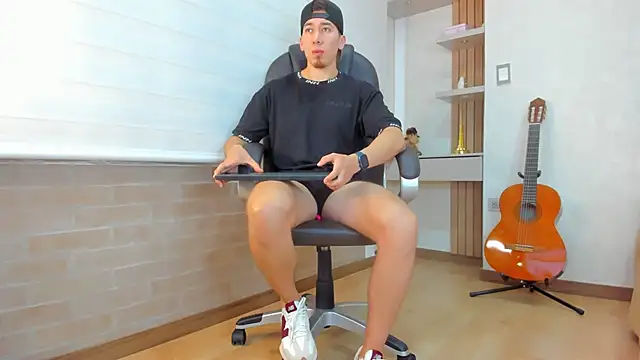 Snapshot of Tombarden chatting on 12-17-25, 07:09 Tombarden online show from 12-17-25, 07:09