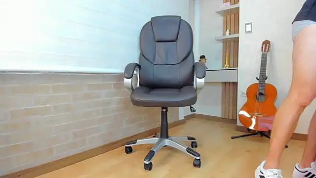 Snapshot of Tombarden chatting on 12-20-25, 07:10 Tombarden online show from 12-20-25, 07:10