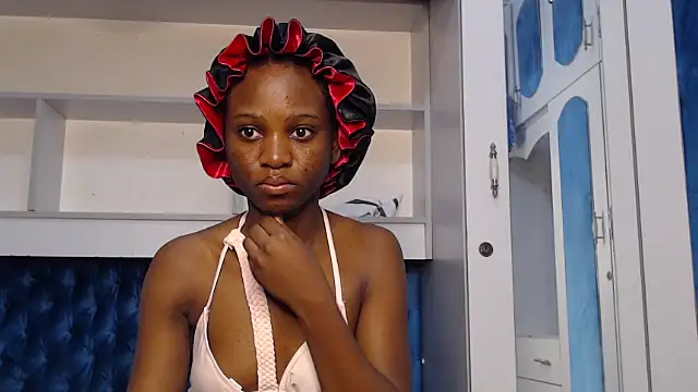 Snapshot of YoungDiva69 chatting on 10-28-25, 02:04 YoungDiva69 online show from 10-28-25, 02:04