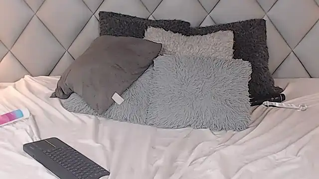 Snapshot of LalyCastro chatting on 02-17-25, 01:25 LalyCastro online show from 02-17-25, 01:25