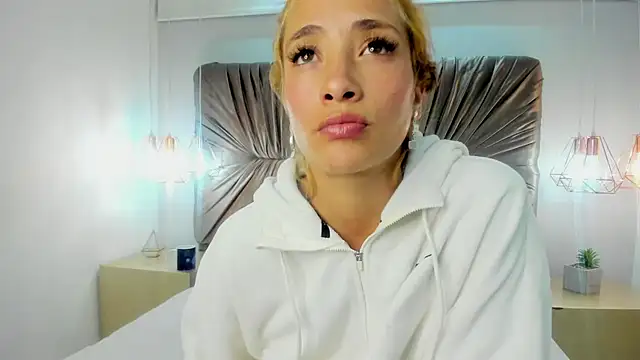 zoe taylorr1 online show from 02-26-25, 08:15