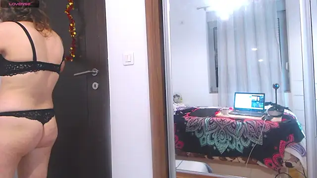 Snapshot of Ju-Hot chatting on 12-31-24, 05:29 Ju-Hot online show from 12-31-24, 05:29