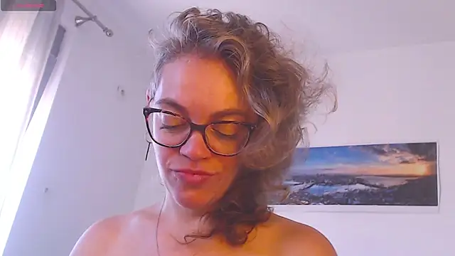 Snapshot of Ju-Hot chatting on 09-15-25, 02:28 Ju-Hot online show from 09-15-25, 02:28