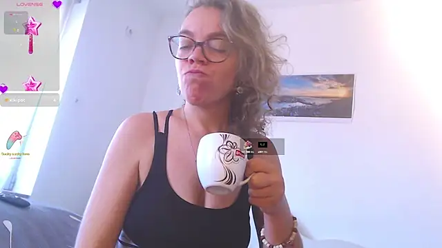 Snapshot of Ju-Hot chatting on 09-17-25, 02:08 Ju-Hot online show from 09-17-25, 02:08